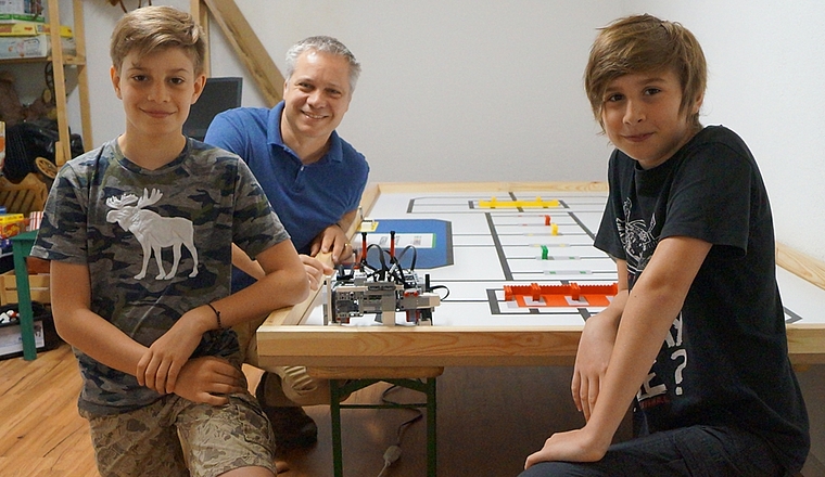 Das Team «League of Robots» aus Erlinsbach (v.l.): Nicola, Riccardo und Jakob mit ihrem Roboter im Übungskeller. (Bild: F. Beidler)