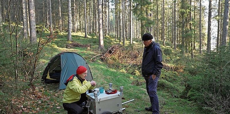 Frühstück im Wald. Szene aus dem Kinodokumentarfilm «Ihr könnt jetzt gehen» von Hanspeter Bäni. (Bild: ZVG)