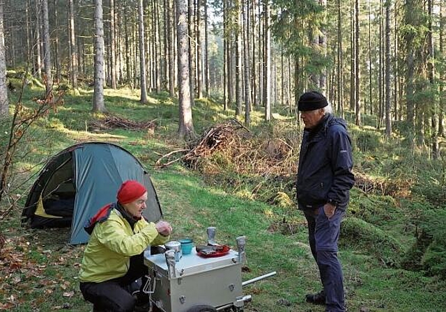 Frühstück im Wald. Szene aus dem Kinodokumentarfilm «Ihr könnt jetzt gehen» von Hanspeter Bäni. (Bild: ZVG)