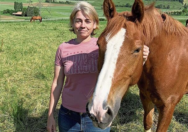 Silvia Belser ist den Umgang mit Pferden seit ihrer Kindheit gewohnt. (Bild: Caspar Reimer)