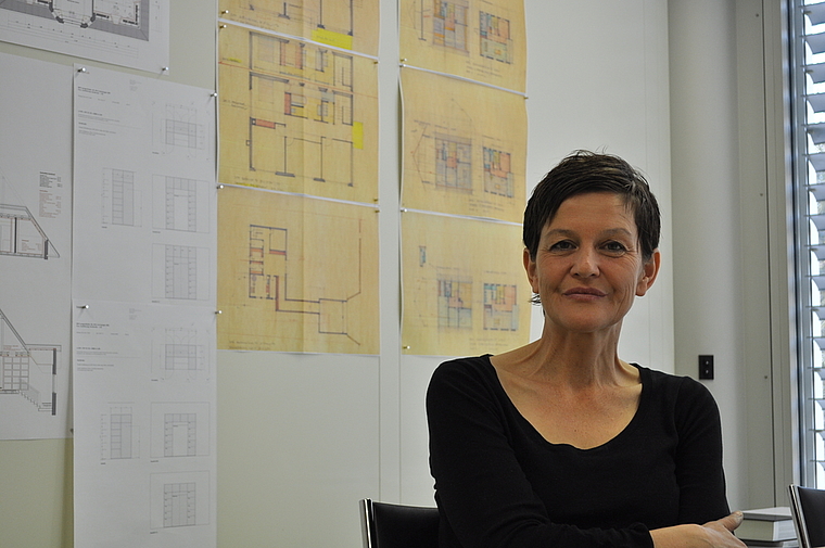 Bei Beginn eines neuen Projekts zeichnet Daniela Minikus den Grundriss des Gebäudes zuerst von Hand. (Bild:  B. Beyeler)
