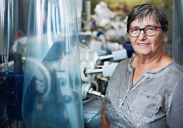 Weltraumforscherin Kathrin Altwegg im ROSINA-Labor der Universität Bern. (Bild: Universität Bern)