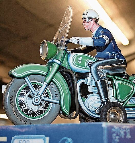 Ein schneller Polizist auf dem Motorrad.
