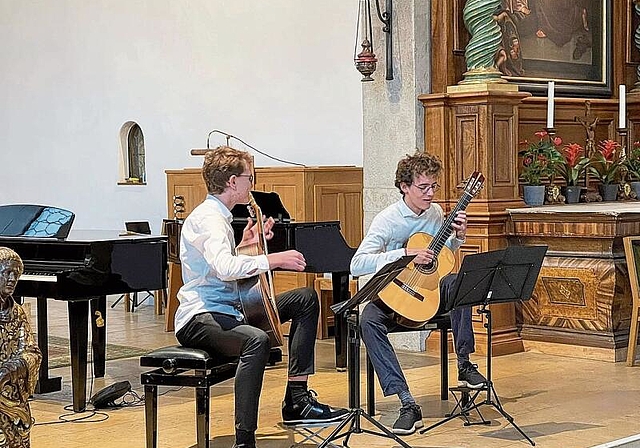 Die beiden Schüler Denis Furrer und Leander Heller von der Kanti Olten bildeten gemeinsam ein Gitarrenduo. (Bilder: Margaret Bernasconi)
