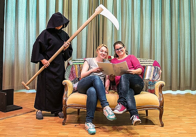 Spass ist den Regisseurinnen auch bei einem ernsten Thema wie dem Tod wichtig (v.l.) Nina Kyburz und Murielle Kälin. (Bild: ZVG)