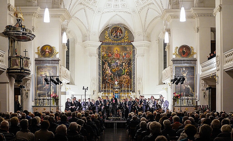 Die Stadtkirche bietet die perfekte Atmosphäre für das traditionelle Adventskonzert von Stadtmusik und Jugendmusik Olten. (Bild: ZVG)