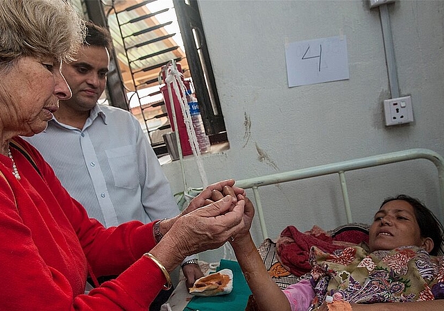 In ihren «Medical Camps» behandelt die Handchirurgin Katrin Hagen kostenlos Tausende von Nepalesen. (Bild: Giancarlo Cattaneo)
