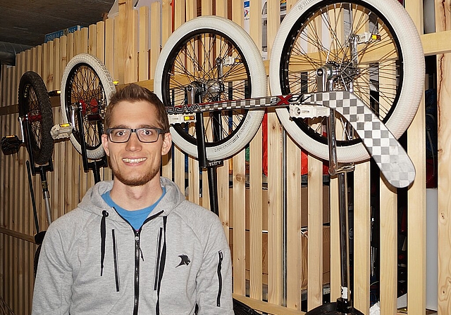 Christian Peier im Keller seiner Wohnung an der Neuhardstrasse vor seiner Einradhockeyausrüstung: «Mein erstes Training gefiel mir nicht.» (Bild: Franz Beidler)