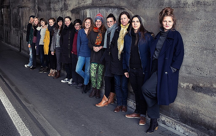 Die Oltner Saxofonistin Fabienne Hoerni (2.v.l.) hat 2014 gemeinsam mit der Aargauerin Sarah Chaksad (2.v.r.) das «CloudCluster Collective» ins Leben gerufen. Die Big Band besteht aus 14 Musikerinnen aus der ganzen Schweiz. (Bild: E. M. Lagger)