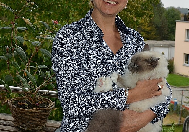 Pia Börlin mit Familienkatze Sina auf dem Balkon ihrer vorübergehenden Wohnung in Olten. vwe)