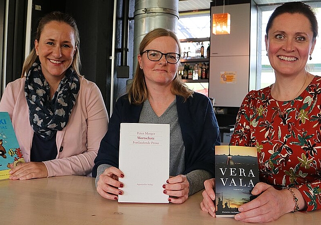 (v.l.) Mirjam Ledergerber, Alexandra von Arx und Mari Vihertola mit Büchern in ihrer jeweiligen Herzenssprache. (Bild: mim)