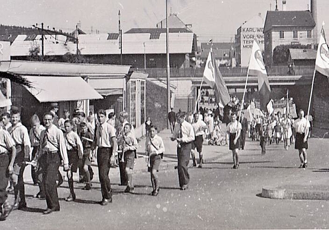 Beim Umzug anlässlich des Schweizer Guttempler-Jugendtags, der am Sonntag, den 1. September 1940, mit rund 350 Jugendlichen in Olten stattfand, biegen der Jugendbund «Kraft» Olten und die Gruppe mit den IOGT-Fahnen soeben von der Unterführungsstr