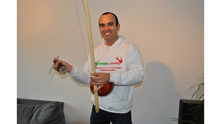 Fabricio Rabelo schätzt am Capoeira die Vermischung mit der brasilianischen Musik und beherrscht Instrumente wie den Berimbau (Abbildung) einwandfrei. vwe)