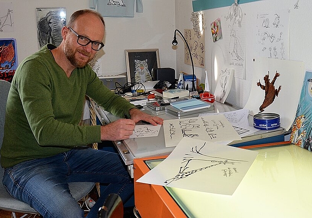 Der Zeichner Nicolas d’Aujourd’hui, hier in seinem «nix-productions»-Atelier in Basel, versteckt sich mit seinem interaktiven Live-Comix hinter einem von «23 Türchen» des Oltner Kultur-Adventskalenders «23 Sternschnuppen» im Kino Capitol. 