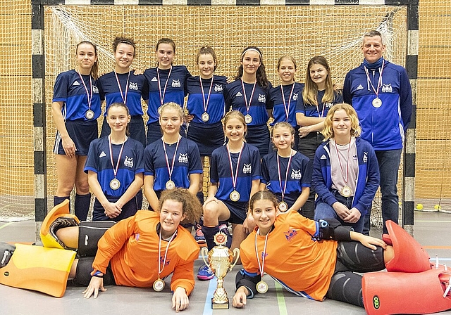 Das Meisterteam der HCO-U15 Mädchen mit ihrem Pokal. (Bild: ZVG)