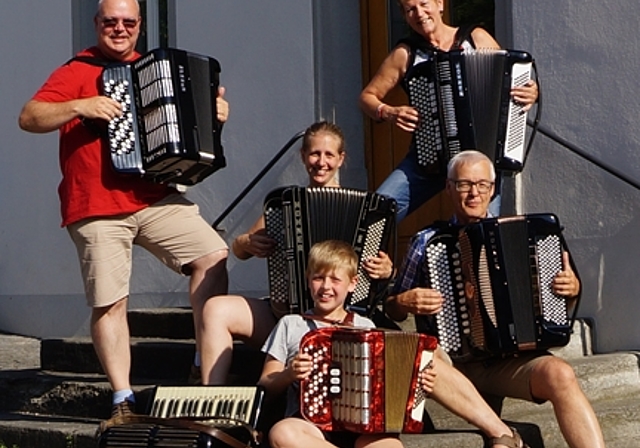 (v.l. stehend) Vorstandsmitglied Stefan Rytz und Präsidentin Isabelle Meier mit (sitzend) Karin Rytz, Jürg Ammann und Valentin Rytz (vorne), auf der Treppe ihres Probelokals in Schönenwerd. (Bild: Franz Beidler)