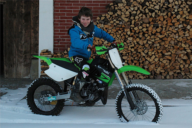 Der 13-jährige Lukas Krause, mit seinem neuen 85 ccm-Motorrad, freut sich auf die neue Saison, die im März beginnt. mim)

