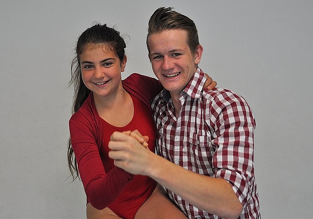 Am Sonntag wird das Geschwisterpaar Adriana (12) und Philip (16) mit der Tanzgruppe der Spectacolo Dance Academy die Schweiz an der Weltmeisterschaft in Portugal vertreten. jpi)