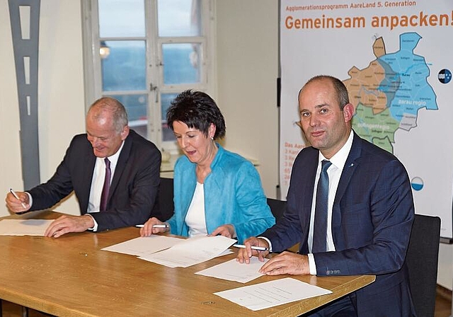 Die drei Regierungsräte (v.l.) Stephan Attiger (Aargau), Sandra Kolly (Solothurn) und Fabian Peter (Luzern) unterzeichnen auf dem Sälischlössli gemeinsam den Trägerschaftsvertrag des Agglomerationsprogramms. (Bild: Achim Günter)