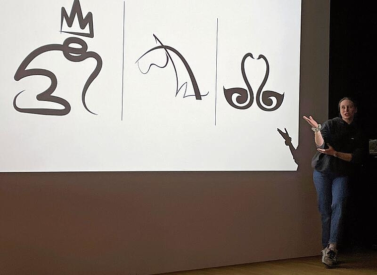 Dem Publikum wurde unter anderem gezeigt, wie ein eigenes Logo anhand von Tierfiguren entsteht. (Bild: Anna Ott)