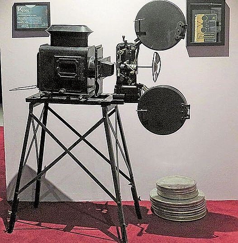 Filmprojektor aus dem Jahre 1903 im Kinomuseum von KinoKoni. (Bild: ZVG)
