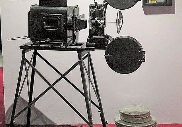 Filmprojektor aus dem Jahre 1903 im Kinomuseum von KinoKoni. (Bild: ZVG)
