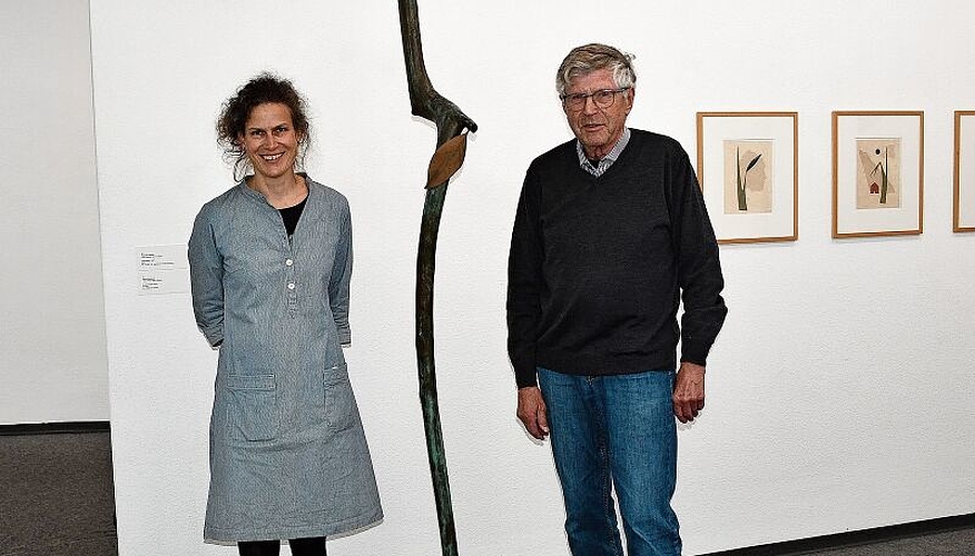Kuratorin Katja Herlach und Andreas Burckhardt in der Ausstellung «Schatzkammer Sammlung #1». (Bild: Franz Beidler)