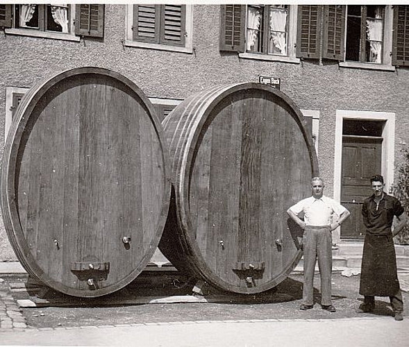 Eugen Bach (links), Inhaber einer Grossküferei in Frauenfeld, präsentiert zusammen mit einem Gesellen zwei fertiggestellte Weinfässer.