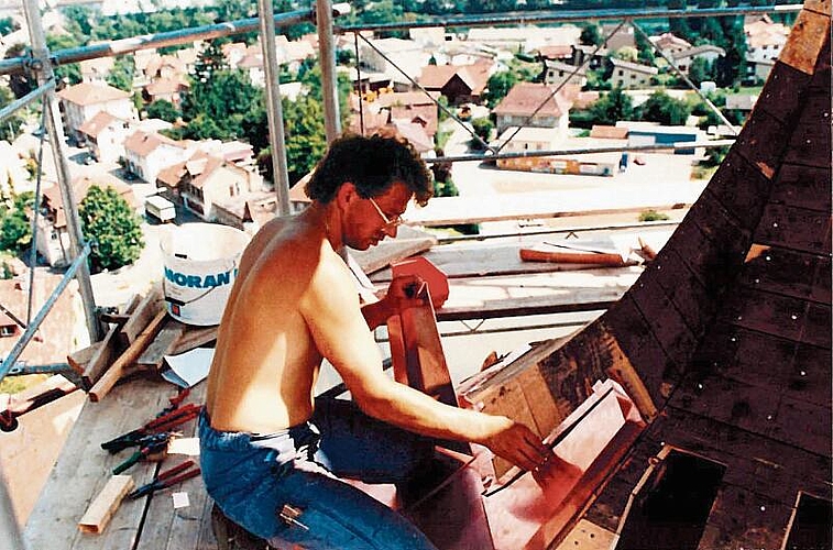 Ein Spengler in seinem Element: Peter Thut an der Arbeit auf dem Dach der Niedergösger Schlosskirche im Sommer 1991. (Bild: ZVG)
