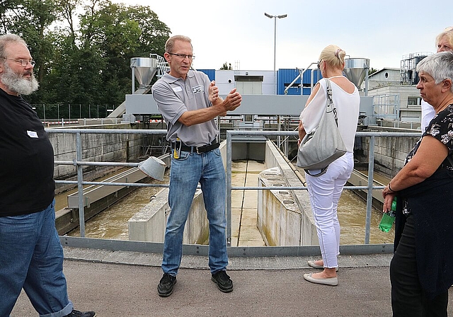 Klärwerkleiter Martin Grob erklärt den geladenen Gästen auf einer Führung den Ablauf der Abwasserreinigungsanlage in Winznau. (Bild: mim)
