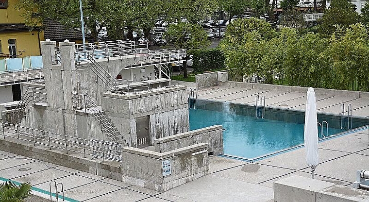 Auch das Sprungbecken der Oltner Badi soll mit einer Edelstahlauskleidung versehen werden. (Bild: Archiv/vwe)