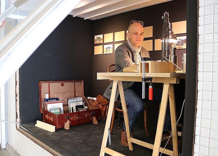 Der Solothurner Künstler Jürg Orfei wird in den nächsten Wochen ab und an in seinem temporären Atelier in der Bahnhofsunterführung anzutreffen sein. (Bild: mim)