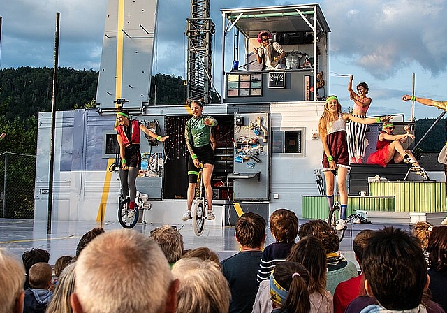Beim Zirkus Chnopf stehen Profis und Nachwuchs-Artisten auf der Bühne, so auch die 17-jährige Joana Spuhler (2. vl.) (Bild: ZVG)