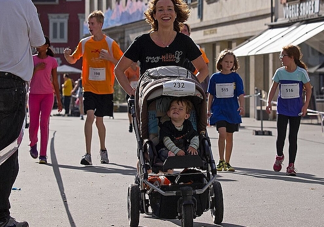 Langjährige Läuferin und OK-Mitglied Doris Oetiker hatte früher ihre Kinder im Kinderwagen auf dem Lauf mit dabei. (Bild: ZVG)
