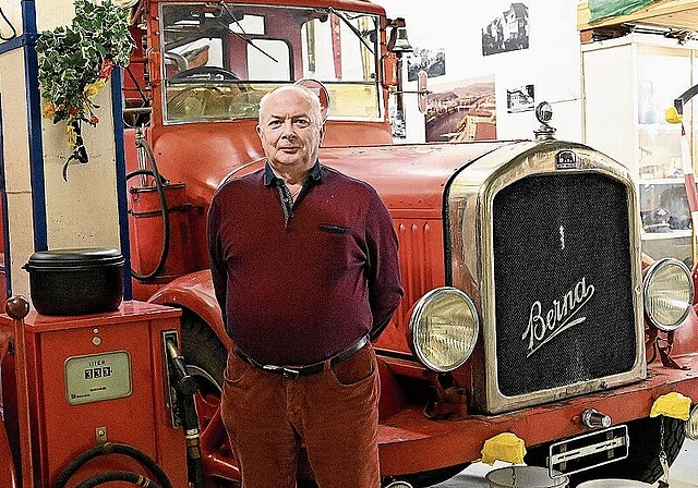 Seit Tag eins Mitglied des «Roten Hahns»: Georg Dinkel vor einem der eindrücklichen Oldtimer im alten Feuerwehrmagazin in Olten. (Bild: Denise Donatsch)