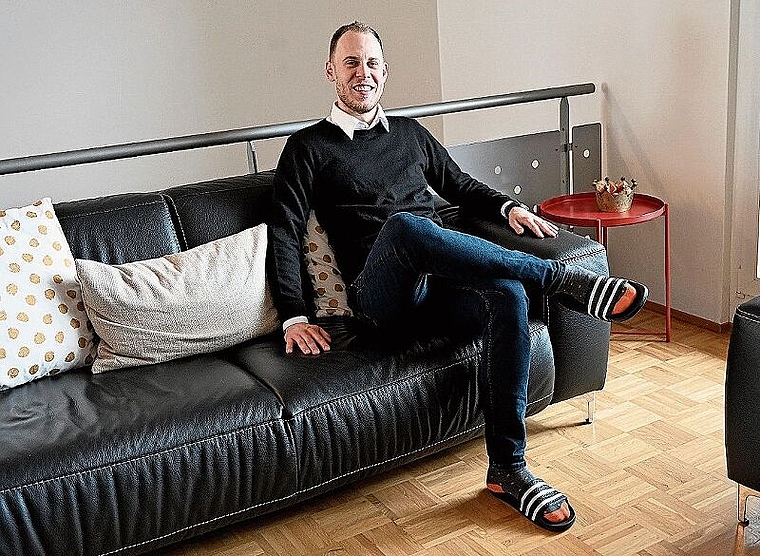 Bei sich zu Hause auf dem Sofa fühlt sich der zukünftige Finanzplaner Joris Wenk äusserst wohl. (Bild: Denise Donatsch)