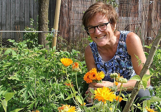 Die Gartenfachfrau Silvia Meister beim Zusammenstellen eines Blumensträusschens im Oltner Bauerngarten. mim)