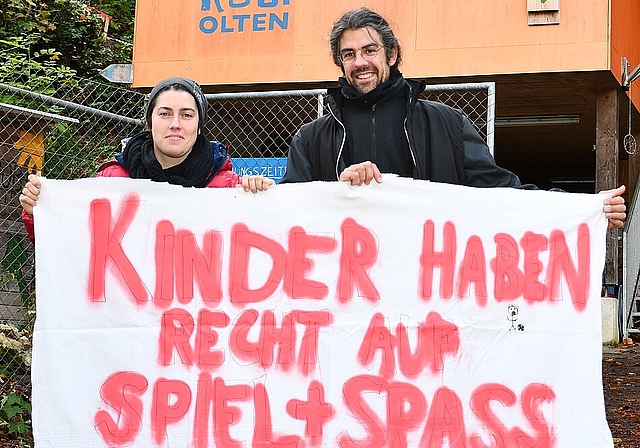 Minka Friedli und Samuel Bossart vom Robi Olten mit einem Plakat, wie es an der Kinderrechtsdemo vom Samstag, 23. November zu sehen sein wird. (Bild: Franz Beidler)