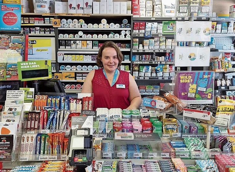 Céline Koller hat bei ihrer Arbeit als Kioskverkäuferin schon einiges erlebt. Hier steht sie im Laden in Trimbach. (Bild: ZVG)