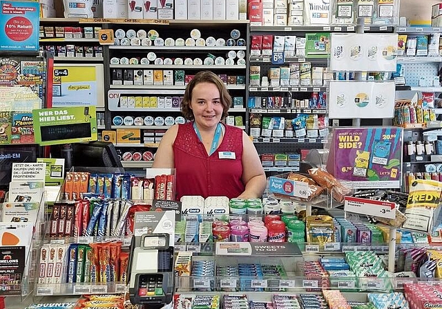 Céline Koller hat bei ihrer Arbeit als Kioskverkäuferin schon einiges erlebt. Hier steht sie im Laden in Trimbach. (Bild: ZVG)