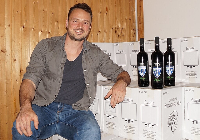 Isidor Meyer, Präsident des FC Olten, in seinem Keller: Hier lagert er den Jubiläumswein. Der edle Tropfen ist auf eintausend Flaschen limitiert. (Bild: Franz Beidler)