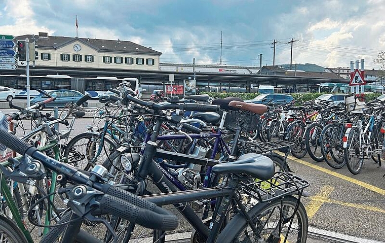 E-Bikes, die Tag für Tag am selben Ort im öffentlichem Raum abgestellt werden, laufen besonders Gefahr, geklaut zu werden. (Bild: CAR)