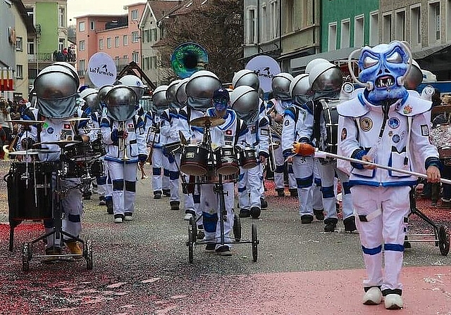 An der letztjährigen Fasnacht waren «Las Furmiclas» als Astronauten inklusive Alien unterwegs. Welches aufwendige Kostüm sich die Trimbacher Gugge für ihr 30-Jahr-Jubiläum überlegt hat, wird sich ab dem 8. Februar zeigen. (Bild: ZVG)