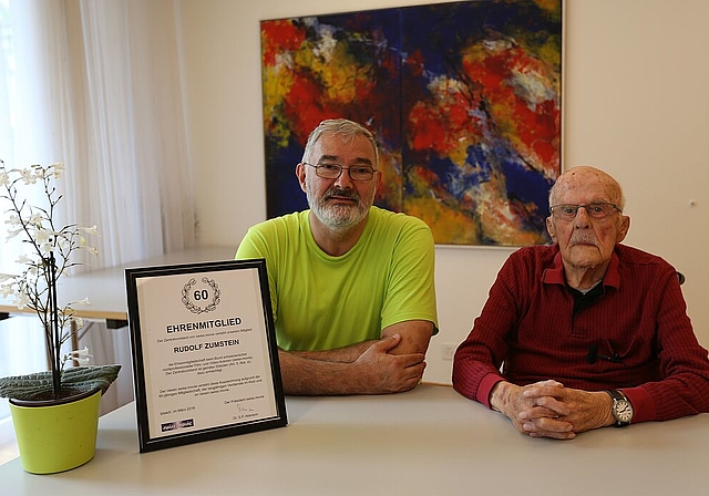 Präsident Rainer Gizzi gratulierte dem 98-jährigen Rudolf Zumstein, Gründungsmitglied und erster Präsident sowie Ehrenmitglied SWISS MOVIE. (Bild: ZVG)