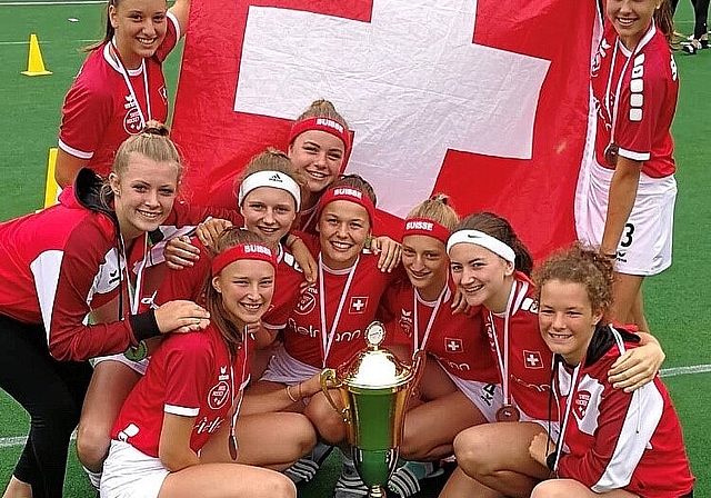 Teamfoto U16-Mädchennationalmannschaft Schweiz mit Schweizer Fahne und Silbermedaille. (Bild: ZVG)