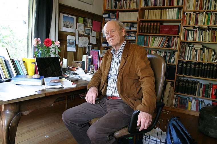 Franz Hohler in seinem Arbeitszimmer unter dem Dach in Oerlikon. mim)
