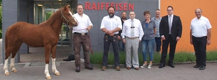 Lebendpreistaufe der 9. Engelbergschwinget bei der Raiffeisen Bank in Dulliken mit dem Freiberger-Wallach Don Felippe als Siegerpreis. (Bild: ZVG)