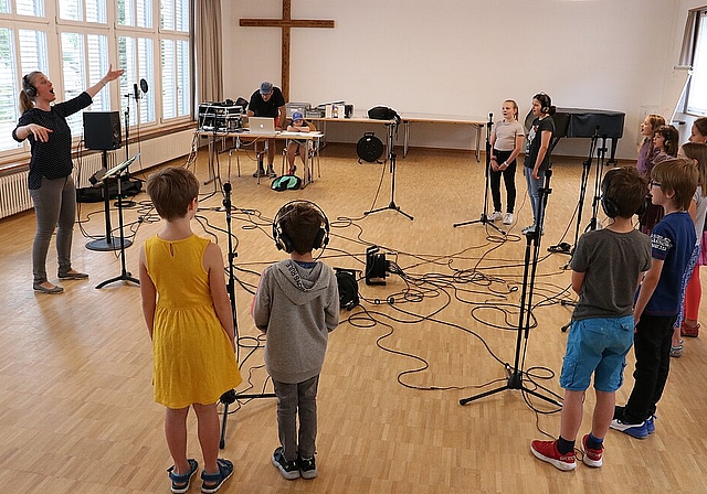 Einen spannenden Morgen erlebten die «Minis» und «Maxis» des Kinder- und Jugendchors vor den Sommerferien, als sie altbekannte Kinderlieder für die Plattform «liedli.ch» einspielen durften. (Bild: mim)