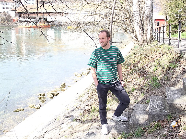 Florian Eberhard posiert am Ufer der Aare für das Foto: «Ich verspüre einen gewissen Lokalpatriotismus für Olten.» (Bild: S. Furter)