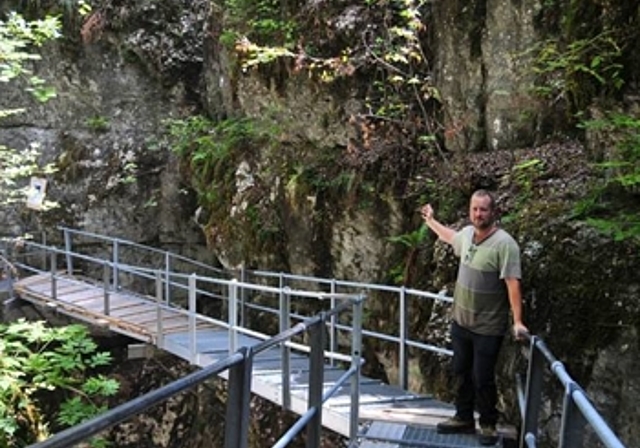 Revierförster Jakob Römer zeigt den rund 20 Meter langen Abschnitt, der mit einer Galerie vor weiterem Steinschlag geschützt werden soll. (Bild: ZVG)